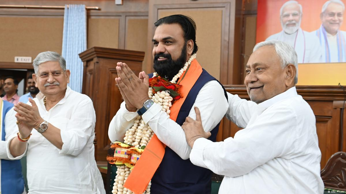 बिहार के पूर्व मुख्यमंत्री नीतीश कुमार और मुख्यमंत्री सम्राट चौधरी, जिनकी विकास नीतियों और शासन मॉडल को लेकर राजनीतिक चर्चा जारी है।