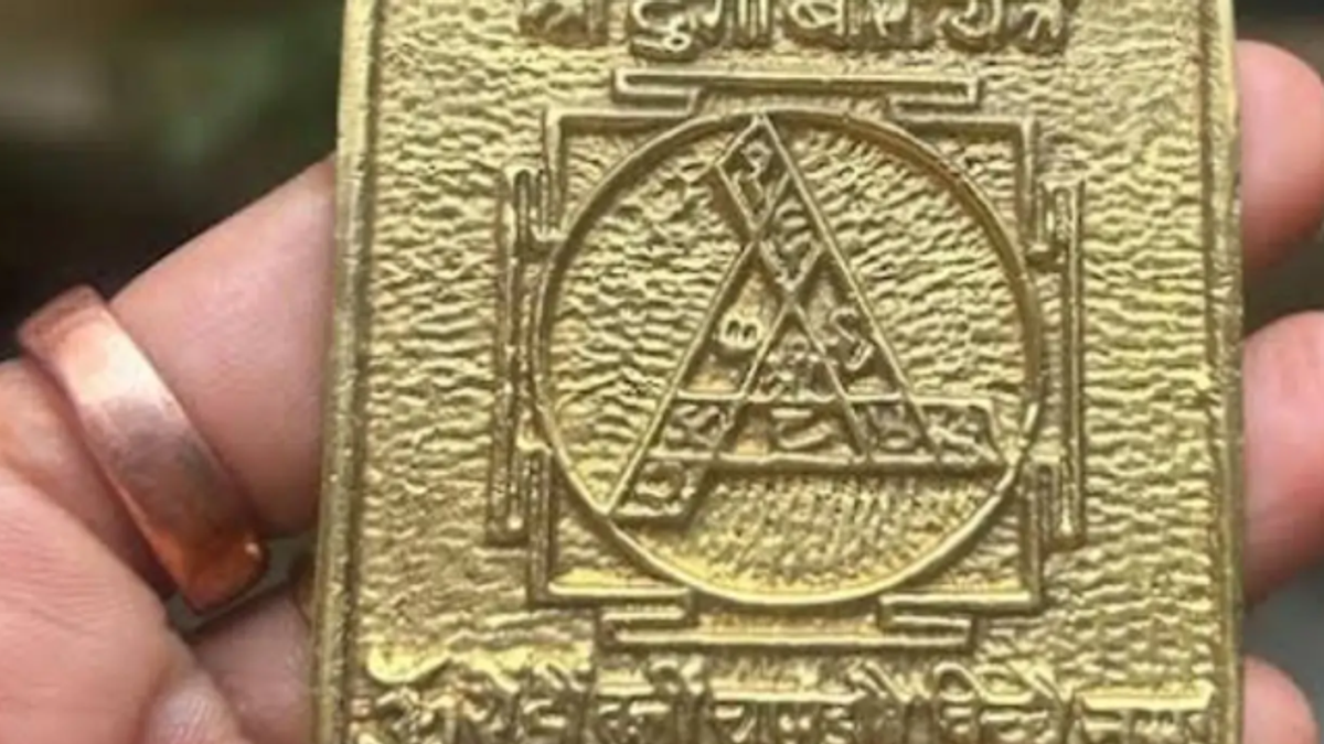 पूजा स्थल पर स्थापित बीसा यंत्र के सामने दीपक और धूप के साथ पूजा करते श्रद्धालु की सांकेतिक तस्वीर।