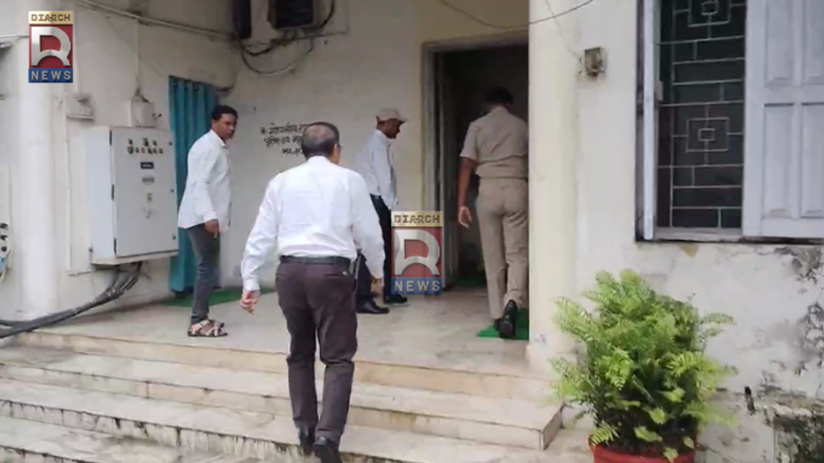 रांची में JPSC परीक्षा अनियमितता मामले में पूर्व चेयरमैन एल. ख्यांगते से पूछताछ के लिए CID कार्यालय पहुंचने का सांकेतिक दृश्य।