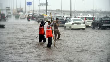पटना में बारिश के दौरान जलभराव और बिहार के लिए मौसम विभाग द्वारा जारी भारी बारिश का अलर्ट।