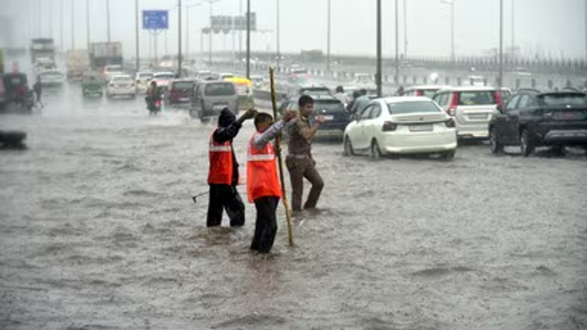 पटना में बारिश के दौरान जलभराव और बिहार के लिए मौसम विभाग द्वारा जारी भारी बारिश का अलर्ट।