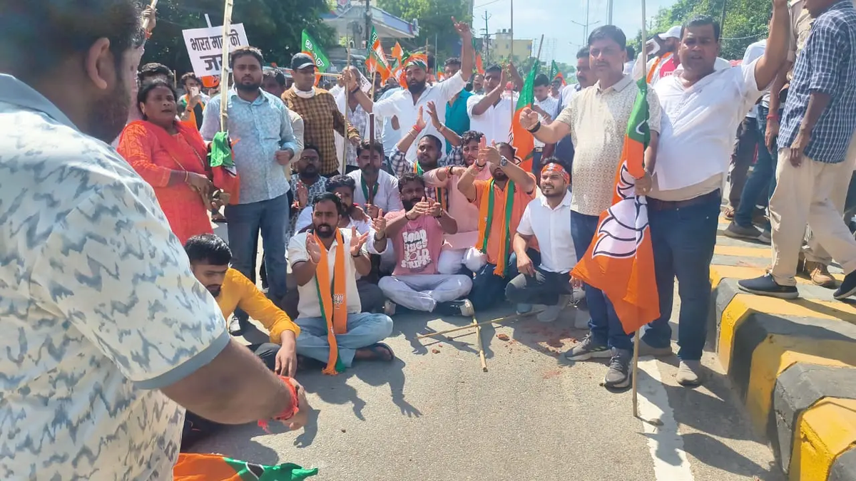 पटना के सदाकत आश्रम के बाहर भाजपा और कांग्रेस कार्यकर्ताओं के बीच झड़प के दौरान तैनात पुलिस और घटनास्थल का सांकेतिक दृश्य।