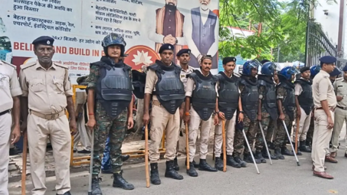 15 अगस्त पर पटना के गांधी मैदान में सुरक्षा के लिए तैनात पुलिसकर्मी और ड्रोन निगरानी