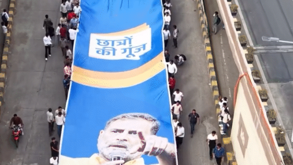 इंदौर में छात्रों की गूंज कार्यक्रम में छात्रों से संवाद करते राहुल गांधी