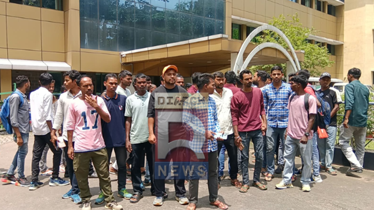 होमगार्ड बहाली की मांग को लेकर जमशेदपुर उपायुक्त कार्यालय के बाहर प्रदर्शन करते अभ्यर्थी