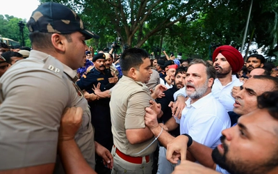 प्रधानमंत्री आवास के बाहर NEET पेपर लीक और छात्रों पर पुलिस कार्रवाई के विरोध में प्रदर्शन करते राहुल गांधी और कांग्रेस नेता।