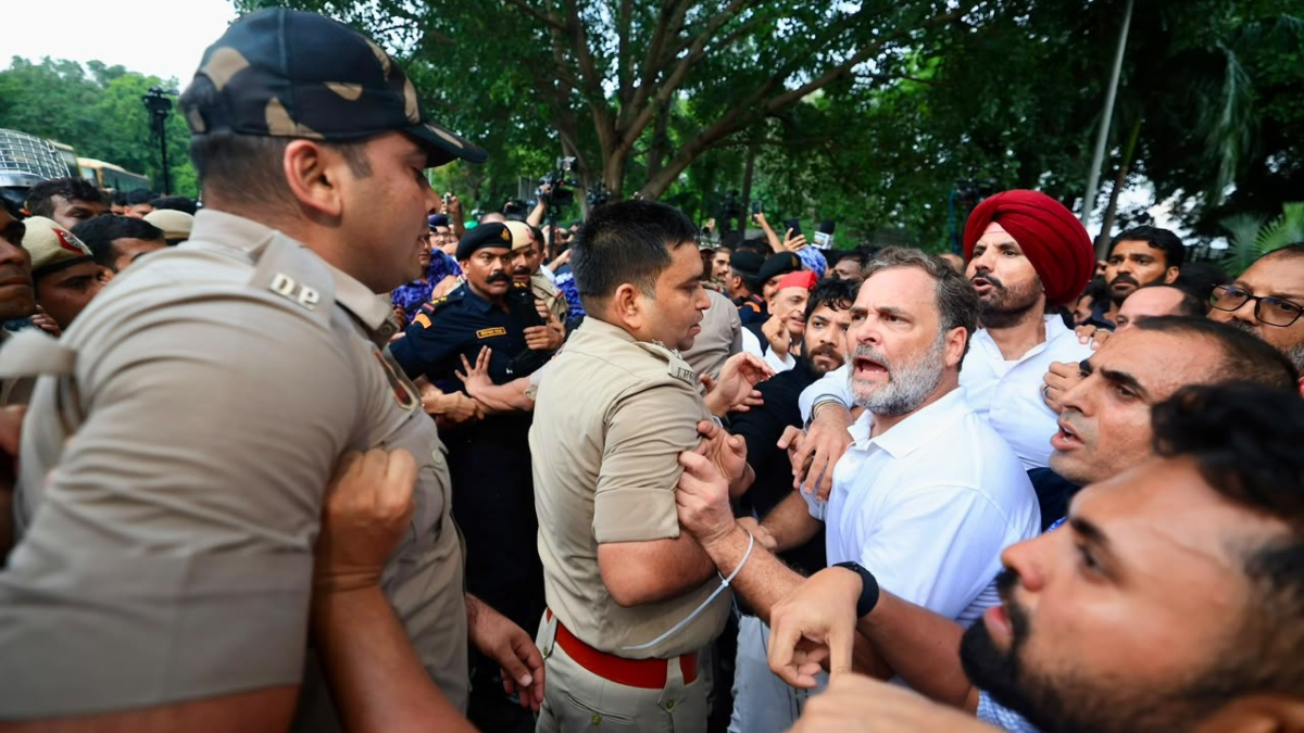 प्रधानमंत्री आवास के बाहर NEET पेपर लीक और छात्रों पर पुलिस कार्रवाई के विरोध में प्रदर्शन करते राहुल गांधी और कांग्रेस नेता।