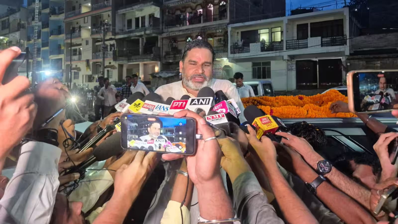 बांकीपुर उपचुनाव को लेकर मीडिया से बातचीत करते JDU प्रवक्ता नीरज कुमार।