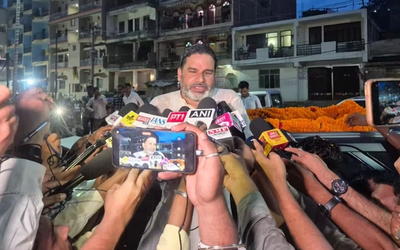 बांकीपुर उपचुनाव को लेकर मीडिया से बातचीत करते JDU प्रवक्ता नीरज कुमार।