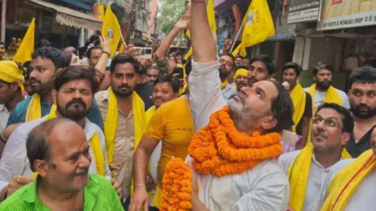 पटना में जन सुराज की प्रेस कॉन्फ्रेंस में बांकीपुर उपचुनाव और प्रशांत किशोर के नामांकन की जानकारी देते पार्टी नेता।