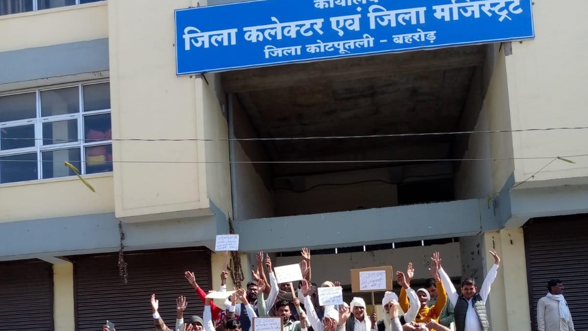 धनबाद के रणधीर वर्मा चौक पर जेएसएफसी गोदाम मजदूरों का धरना प्रदर्शन करते हुए दृश्य।