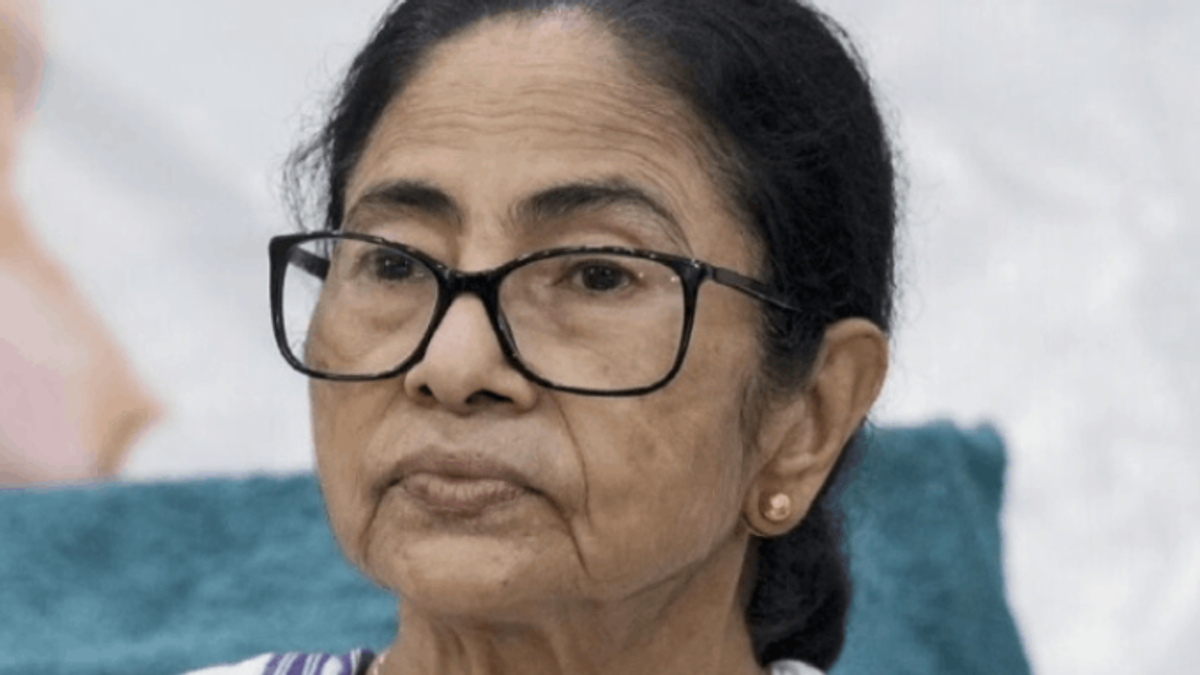 रेजीनगर उपचुनाव में TMC गुट के उम्मीदवार रबीउल आलम चौधरी नामांकन वापस लेते हुए