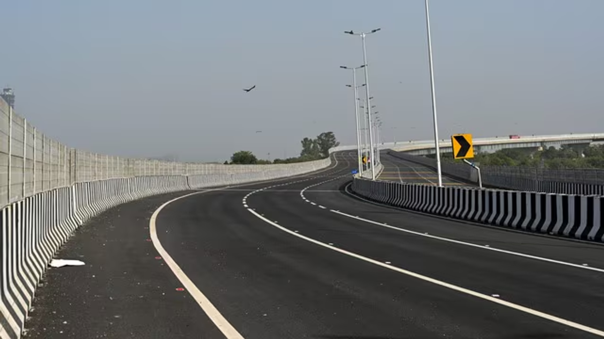 राष्ट्रीय राजमार्ग के किनारे निर्माण प्रतिबंध का संकेत बोर्ड, बिहार सरकार 15 मीटर क्षेत्र में निर्माण रोकने की तैयारी में।