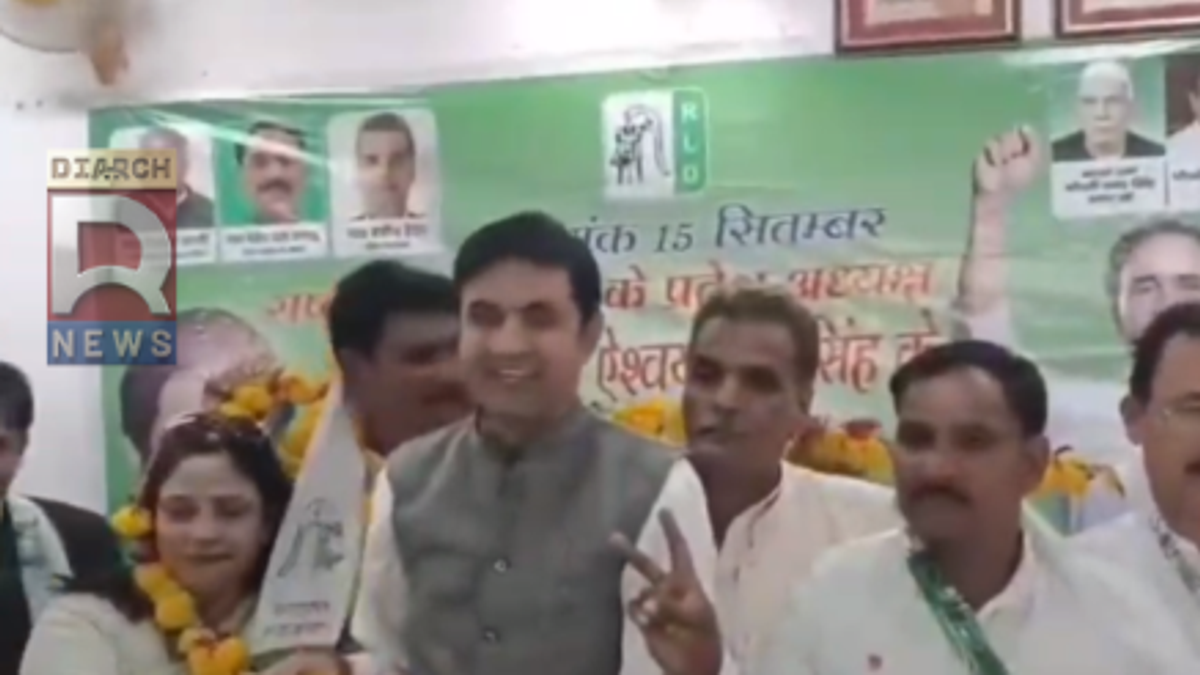 आलमबाग चौराहे पर जाम के दौरान दुकानदारों और पुलिसकर्मी द्वारा यातायात व्यवस्थित कराने का दृश्य।