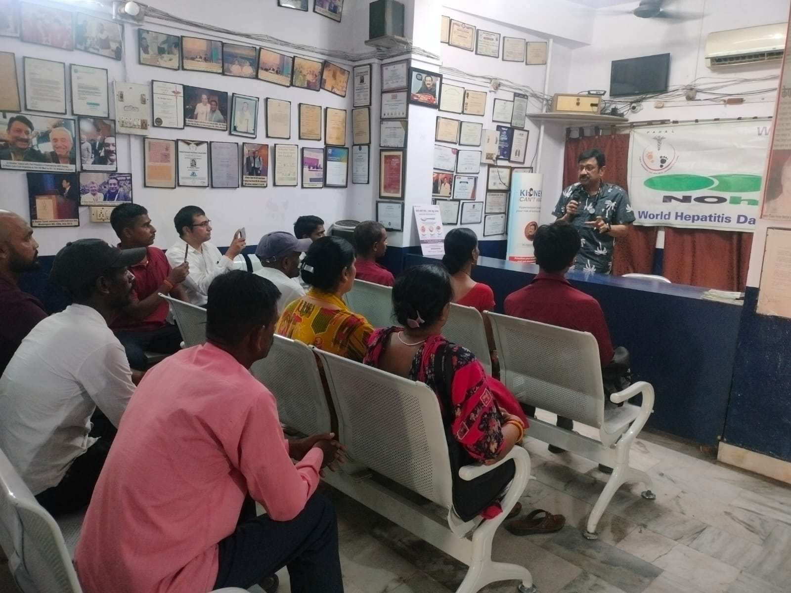 विश्व हेपेटाइटिस दिवस पर पटना में आयोजित लीवर जागरूकता कार्यक्रम को संबोधित करते वरिष्ठ चिकित्सक डॉ. दिवाकर तेजस्वी।
