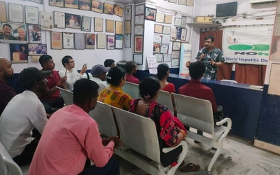 विश्व हेपेटाइटिस दिवस पर पटना में आयोजित लीवर जागरूकता कार्यक्रम को संबोधित करते वरिष्ठ चिकित्सक डॉ. दिवाकर तेजस्वी।