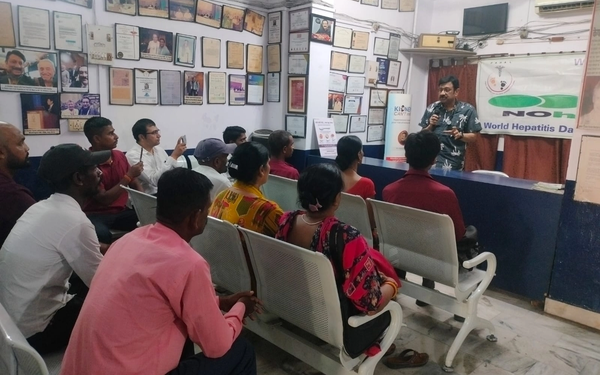 विश्व हेपेटाइटिस दिवस पर पटना में आयोजित लीवर जागरूकता कार्यक्रम को संबोधित करते वरिष्ठ चिकित्सक डॉ. दिवाकर तेजस्वी।