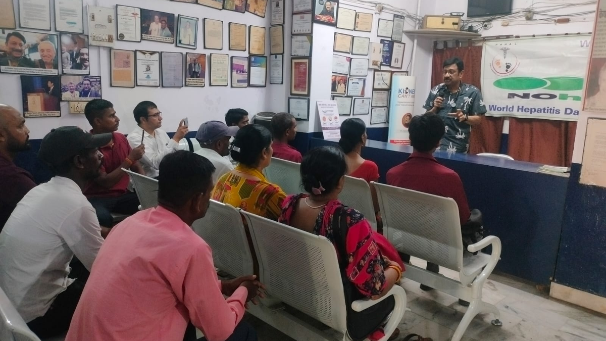 विश्व हेपेटाइटिस दिवस पर पटना में आयोजित लीवर जागरूकता कार्यक्रम को संबोधित करते वरिष्ठ चिकित्सक डॉ. दिवाकर तेजस्वी।