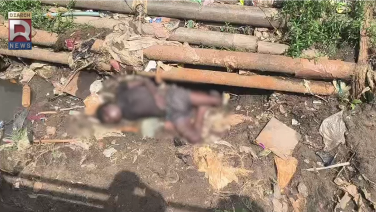 गोलमुरी के नामदाबस्ती पार्क के पास नाले में अज्ञात शव मिलने के बाद जांच करती पुलिस