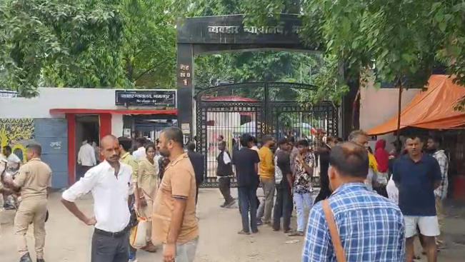 भागलपुर में तातारपुर पुलिस द्वारा अधिवक्ता सुबोध कृष्ण दास को हिरासत में ले जाने के दौरान मौके पर मौजूद लोग