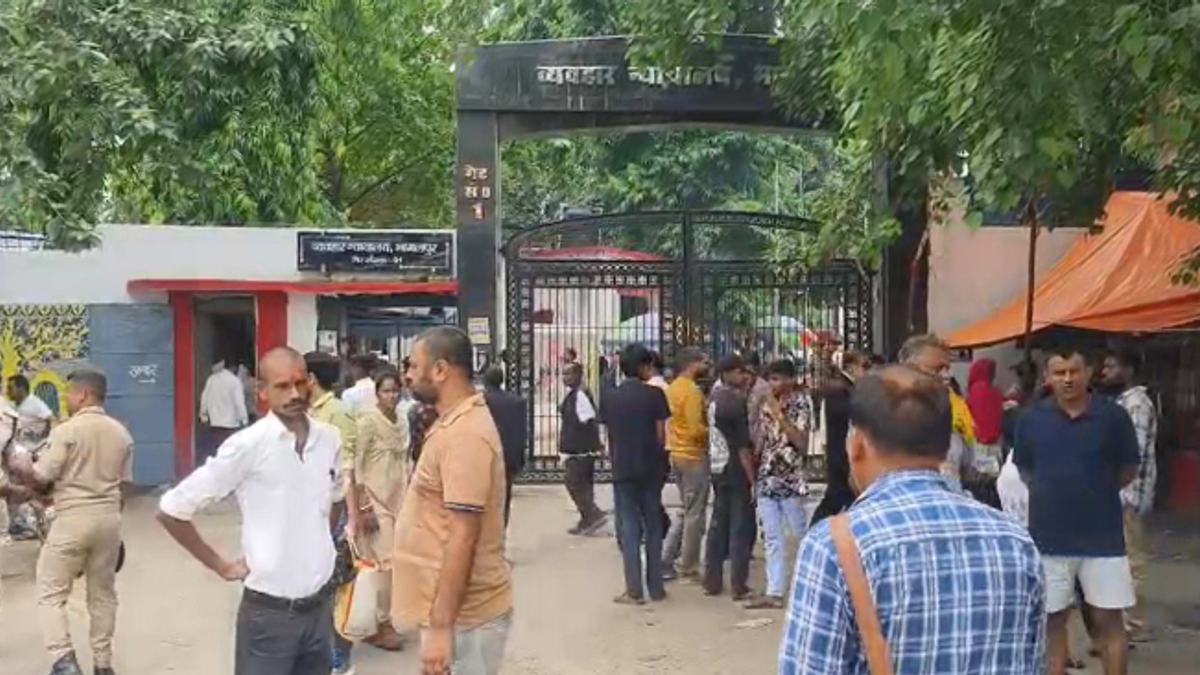 भागलपुर में तातारपुर पुलिस द्वारा अधिवक्ता सुबोध कृष्ण दास को हिरासत में ले जाने के दौरान मौके पर मौजूद लोग