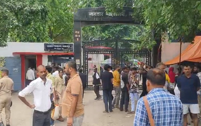 भागलपुर में तातारपुर पुलिस द्वारा अधिवक्ता सुबोध कृष्ण दास को हिरासत में ले जाने के दौरान मौके पर मौजूद लोग