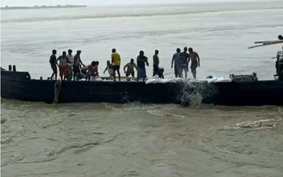 भागलपुर के नवगछिया राघोपुर में गंगा नदी में मजदूरों से भरी नाव पलटने के बाद रेस्क्यू ऑपरेशन
