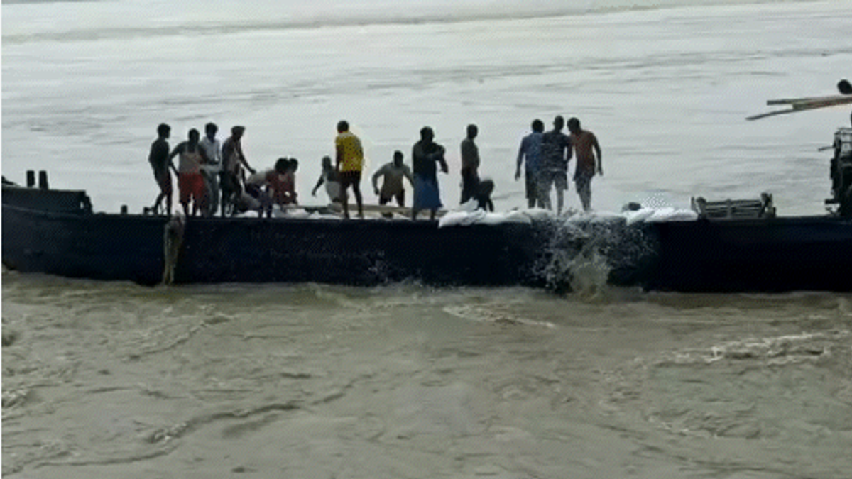 भागलपुर के नवगछिया राघोपुर में गंगा नदी में मजदूरों से भरी नाव पलटने के बाद रेस्क्यू ऑपरेशन