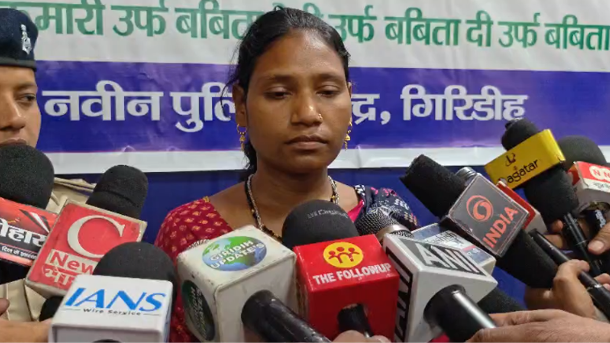 गिरिडीह में पुलिस अधिकारियों की मौजूदगी में आत्मसमर्पण करती भाकपा (माओवादी) की एरिया कमेटी सदस्य अनिता किस्कू उर्फ बबिता।