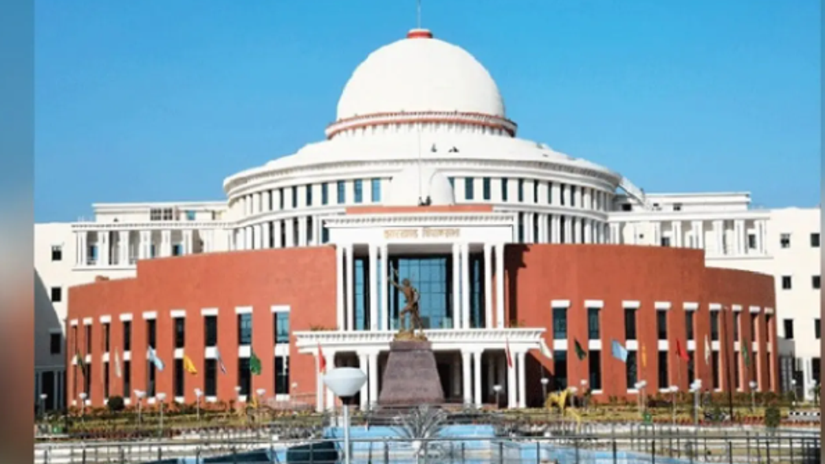 झारखंड विधानसभा में हंगामे के दौरान सत्ता पक्ष और विपक्ष के विधायक