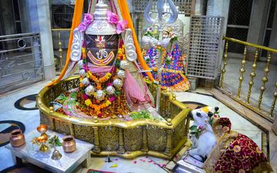 सावन महीने में भगवान शिव की पूजा, जलाभिषेक और व्रत करते श्रद्धालुओं का सांकेतिक दृश्य।