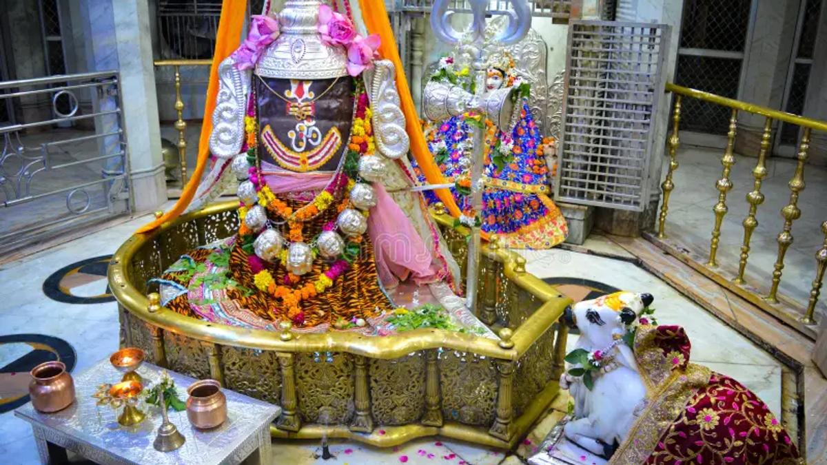 सावन महीने में भगवान शिव की पूजा, जलाभिषेक और व्रत करते श्रद्धालुओं का सांकेतिक दृश्य।