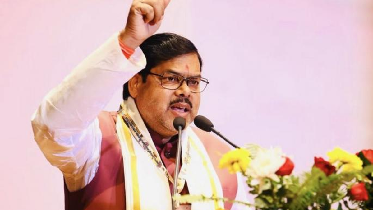 बिहार के शिक्षा मंत्री मिथिलेश तिवारी शिक्षक ट्रांसफर पोर्टल और TRE-4 भर्ती को लेकर जानकारी देते हुए।