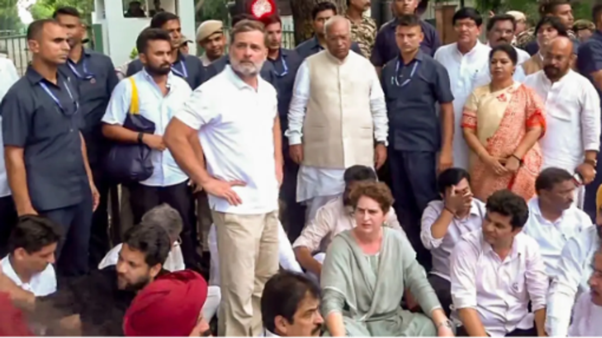 प्रधानमंत्री आवास के बाहर छात्रों के मुद्दे पर प्रदर्शन करते राहुल गांधी, मल्लिकार्जुन खरगे, प्रियंका गांधी वाड्रा और अन्य कांग्रेस नेता।