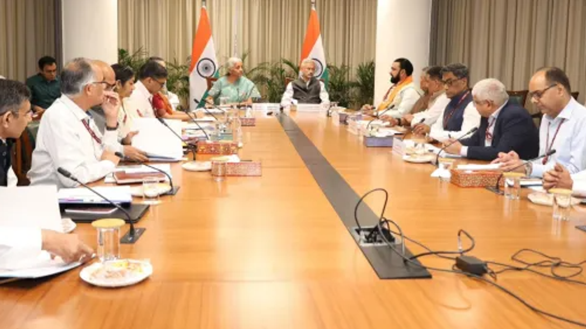 दिल्ली में केंद्रीय मंत्री निर्मला सीतारमण और एस जयशंकर के साथ बैठक करते बिहार CM सम्राट चौधरी