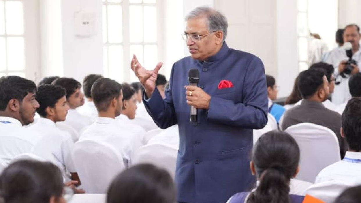 लखनऊ के कॉल्विन तालुकदार्स कॉलेज में छात्रों से संवाद करते मुख्य निर्वाचन आयुक्त ज्ञानेश कुमार