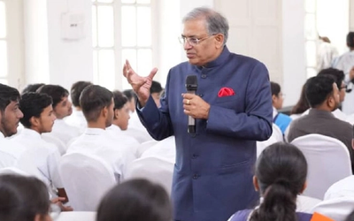 लखनऊ के कॉल्विन तालुकदार्स कॉलेज में छात्रों से संवाद करते मुख्य निर्वाचन आयुक्त ज्ञानेश कुमार