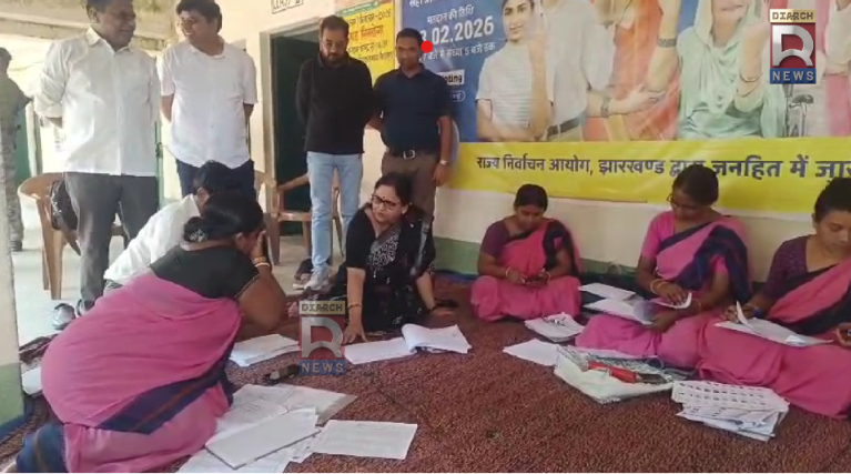 सिमडेगा में विशेष गहन पुनरीक्षण (SIR) अभियान पूरा होने पर उपायुक्त कंचन सिंह अधिकारियों और चुनावी टीम के साथ समीक्षा बैठक करती हुईं।