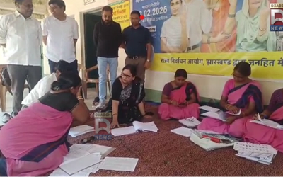 सिमडेगा में विशेष गहन पुनरीक्षण (SIR) अभियान पूरा होने पर उपायुक्त कंचन सिंह अधिकारियों और चुनावी टीम के साथ समीक्षा बैठक करती हुईं।
