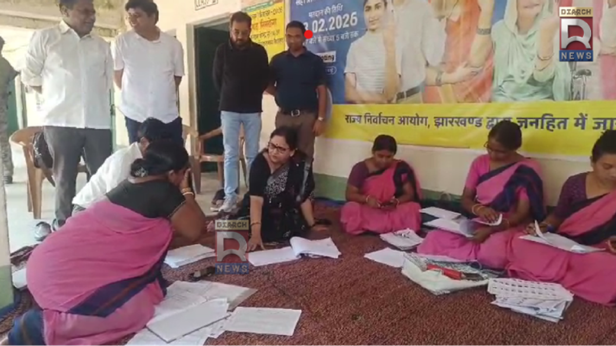 सिमडेगा में विशेष गहन पुनरीक्षण (SIR) अभियान पूरा होने पर उपायुक्त कंचन सिंह अधिकारियों और चुनावी टीम के साथ समीक्षा बैठक करती हुईं।