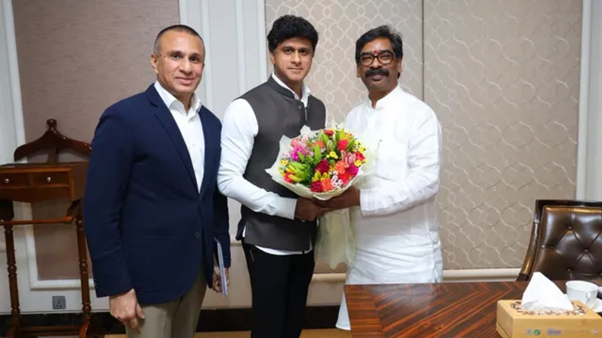 नई दिल्ली में निवेशकों के साथ बैठक करते मुख्यमंत्री हेमंत सोरेन, झारखंड में पर्यटन और औद्योगिक निवेश पर चर्चा।