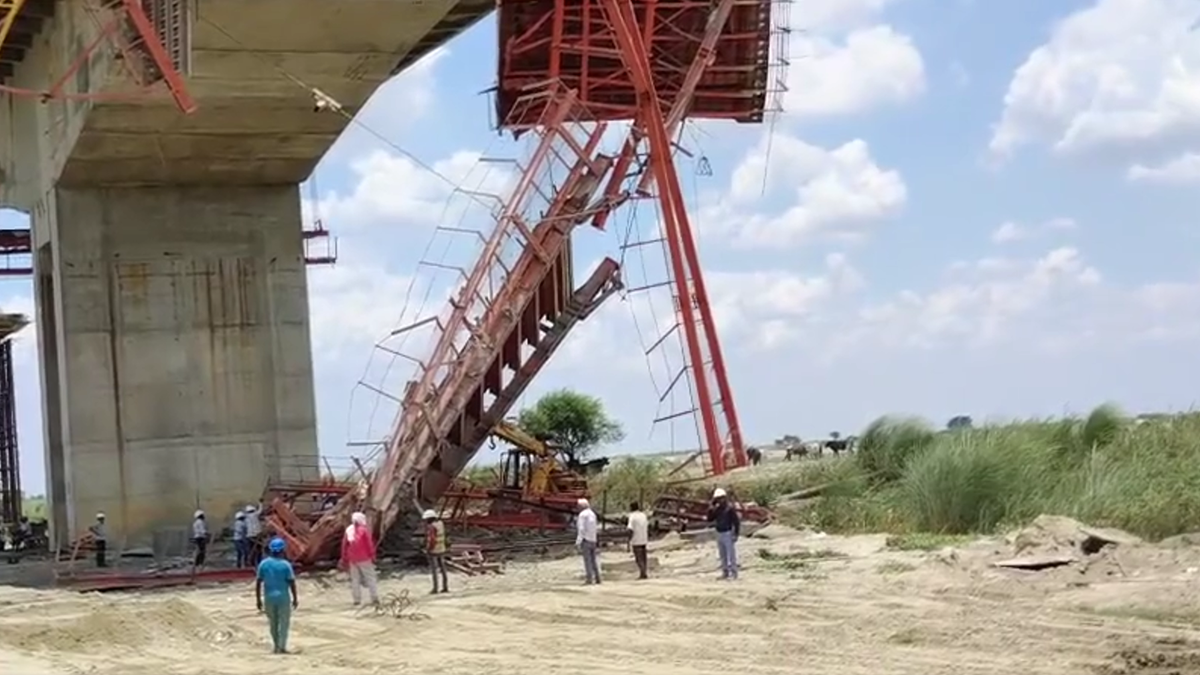 समस्तीपुर में निर्माणाधीन बख्तियारपुर-ताजपुर गंगा महासेतु का टूटा हुआ स्लैब और हादसे के बाद राहत-बचाव कार्य में जुटी टीम।
