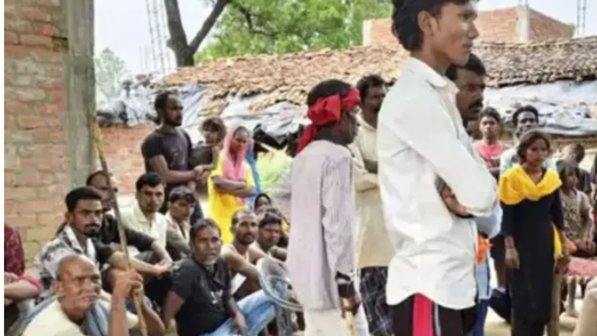 मिर्जापुर में जहर खाने की घटना के बाद जांच में जुटी पुलिस और अस्पताल का सांकेतिक दृश्य।