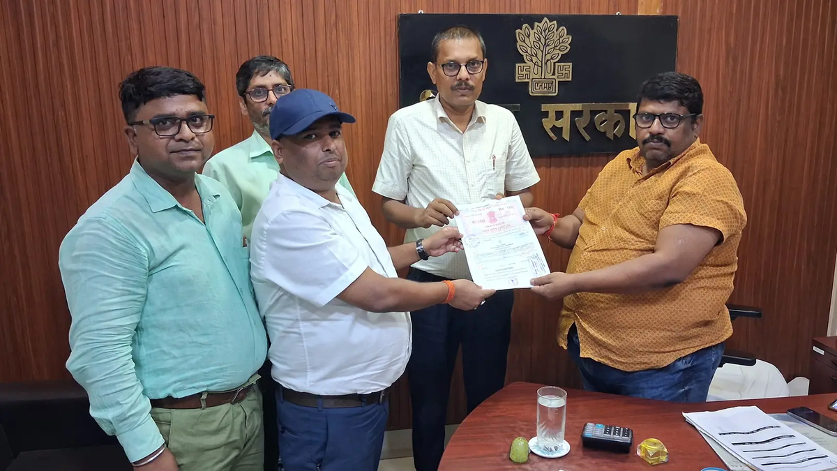 मुजफ्फरपुर में नए केंद्रीय विद्यालय के लिए 5 एकड़ जमीन की लीज डीड पर हस्ताक्षर करते जिला प्रशासन और KVS के अधिकारी।