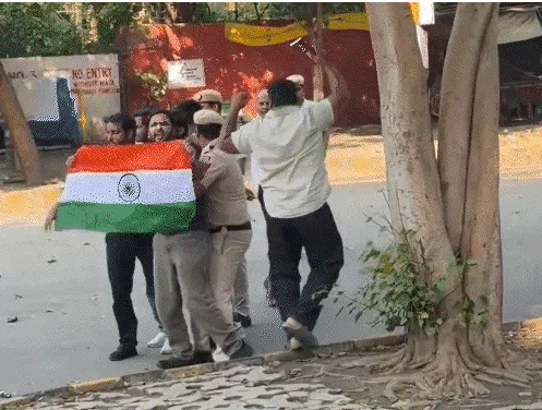  तिहाड़ जेल से रिहाई के बाद CJP नेता सौरव दास और आशुतोष रांका।