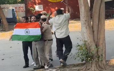 तिहाड़ जेल से रिहाई के बाद CJP नेता सौरव दास और आशुतोष रांका।