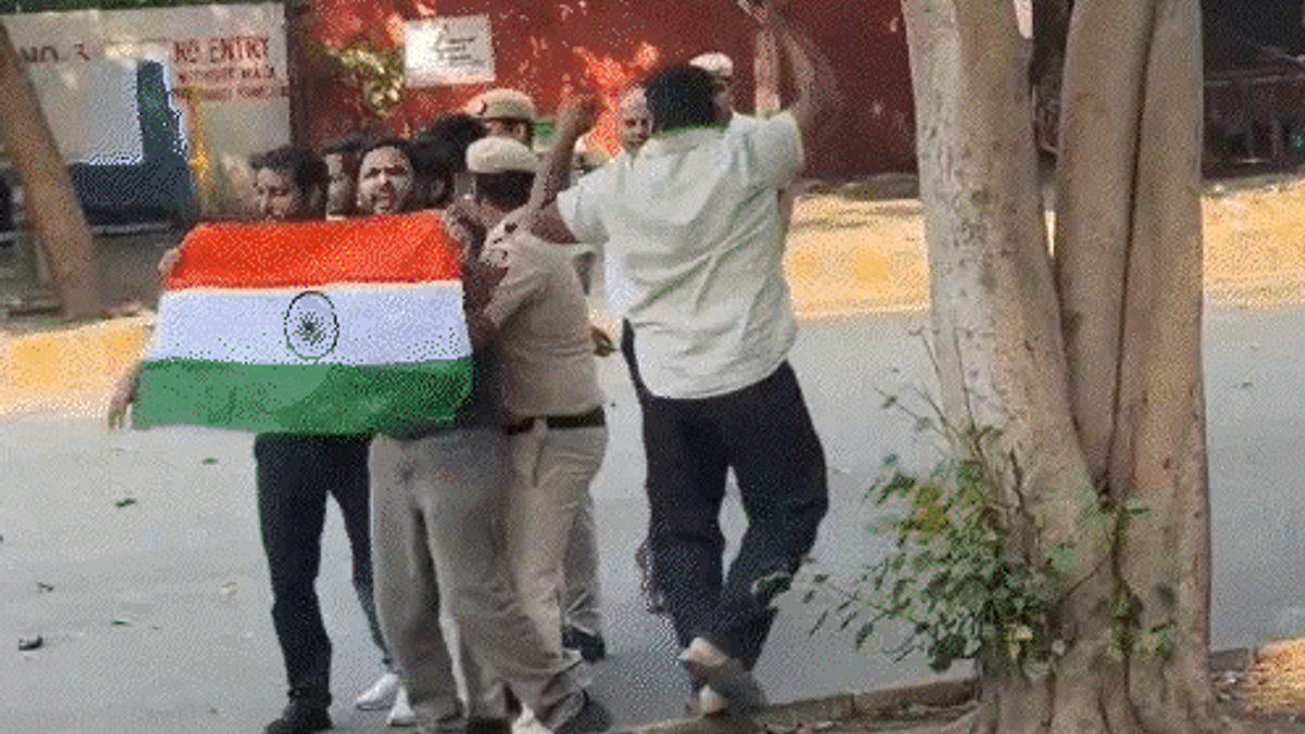 तिहाड़ जेल से रिहाई के बाद CJP नेता सौरव दास और आशुतोष रांका।