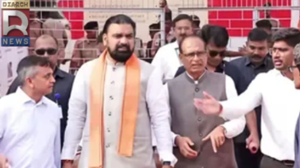 मुंगेर के बाढ़ राहत शिविर में पीड़ितों से बातचीत करते मुख्यमंत्री सम्राट चौधरी और केंद्रीय मंत्री शिवराज सिंह चौहान।