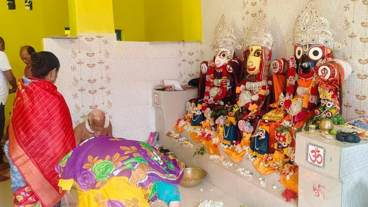 हेरा पंचमी के अवसर पर पालकी में विराजमान मां लक्ष्मी की प्रतिमा और भगवान जगन्नाथ के नंदिघोष रथ के पास आयोजित रथ भंगिनी अनुष्ठान।