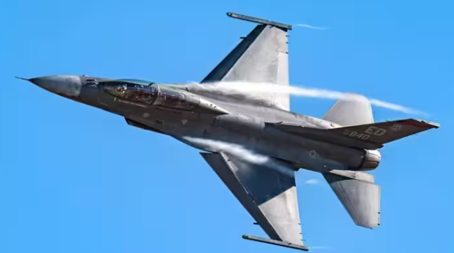 पाकिस्तान के F-16 लड़ाकू विमान और भारत के राफेल के बीच हवाई क्षमता की तुलना